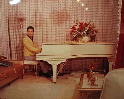 elvis-piano-2_48.jpg